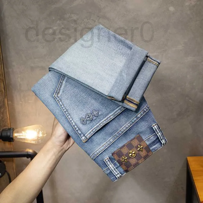 Herren-Jeans, Designer-Jeans für Herren, Frühling und Sommer, dünn, preußisch-blau, hell, luxuriös, geprägt, lässig, vielseitig, Slim-Fit, kleine gerade Röhre, lange Herren-Denim-Hosen