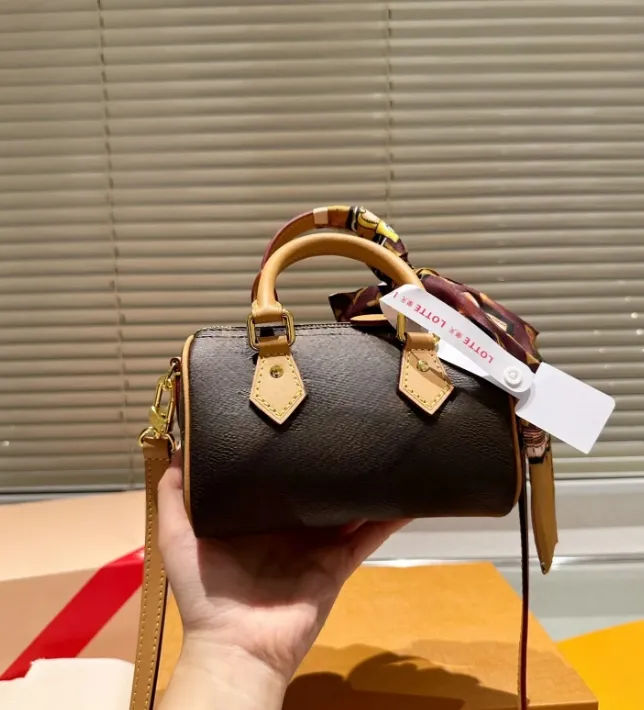 DesignersHoulder Bag Luxury Leather Pillow Handbag Classic Mini Travel Crossbody Bags Good Quality Women Män berömd tote plånbok med siden halsdukar