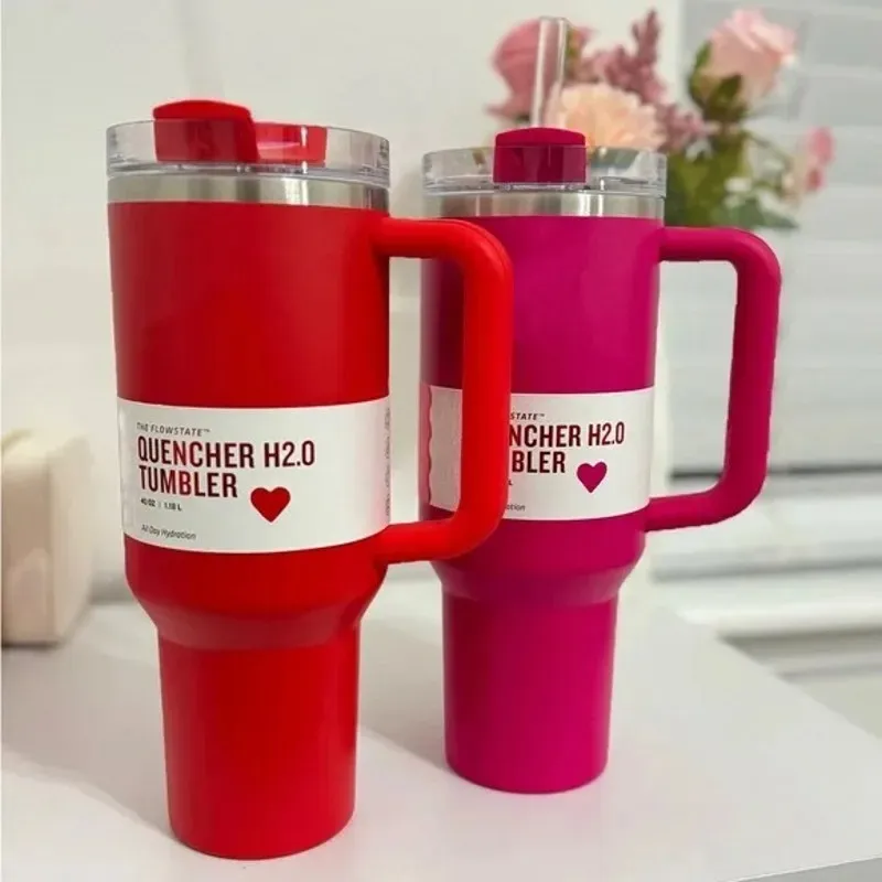 Pink Parade 40oz Quencher H2.0 Mughe tazze Cups Co-brand Cosmo Pink Target Tumblers Rosso Coppe in silicone Hands Regalo di San Valentino