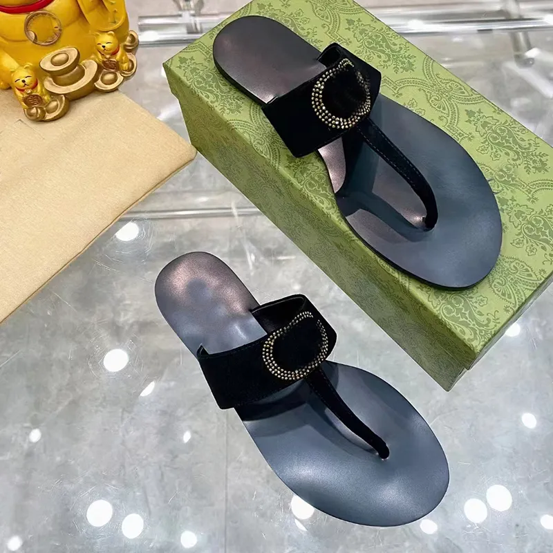 High quality designer slippers Women`s outdoor slippers Flat fashion hollow non-slip comfortable sandals flip-flops