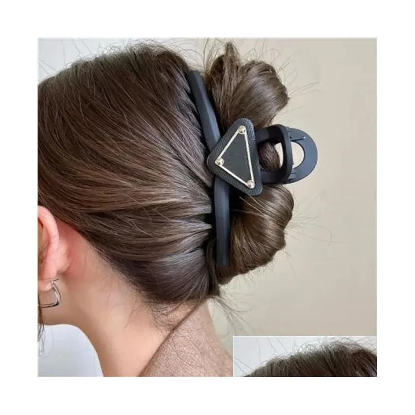 luxury barrettes designer womens triangle p letter hairpin high quality brand classic versatile leisure hairclips fashion black shark hairpin hair