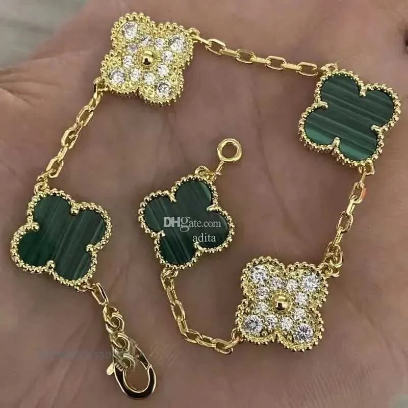 2024 Yeni Tasarımcı Braceletcharm Dört Yaprak Yonca Doğal Kabuk Taş Altın Kaplama 18K Kadın T0P Kalite Resmi Üreme Moda Kristal Lüks 001D