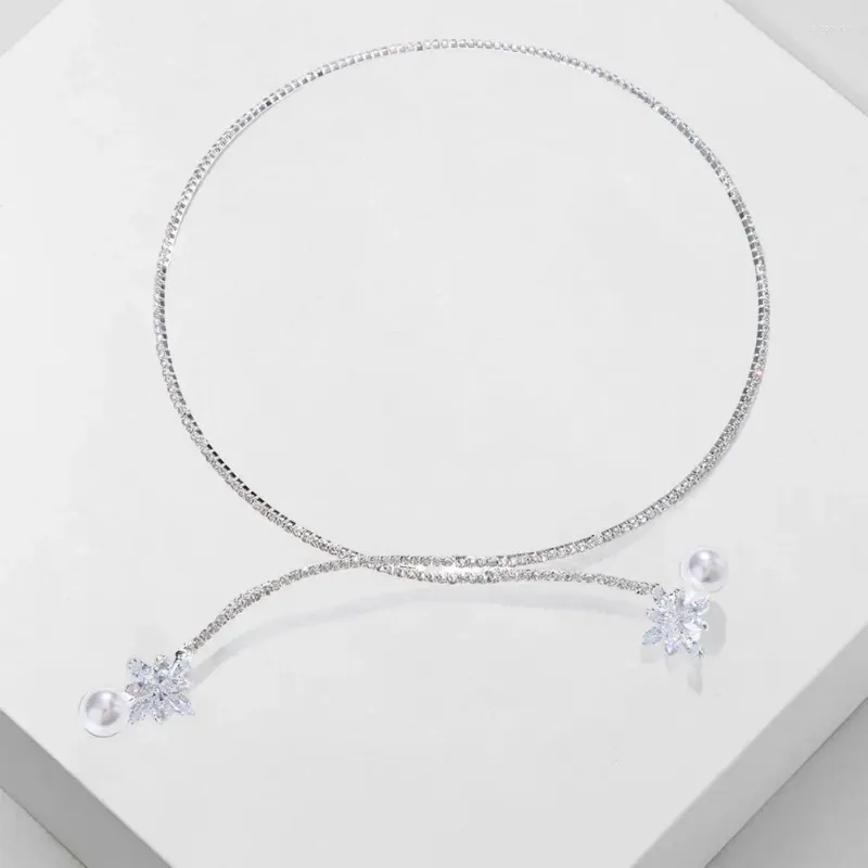 Catene Collana da donna con design floreale Eleganti perle finte Strass floreali di ispirazione vintage con per donna