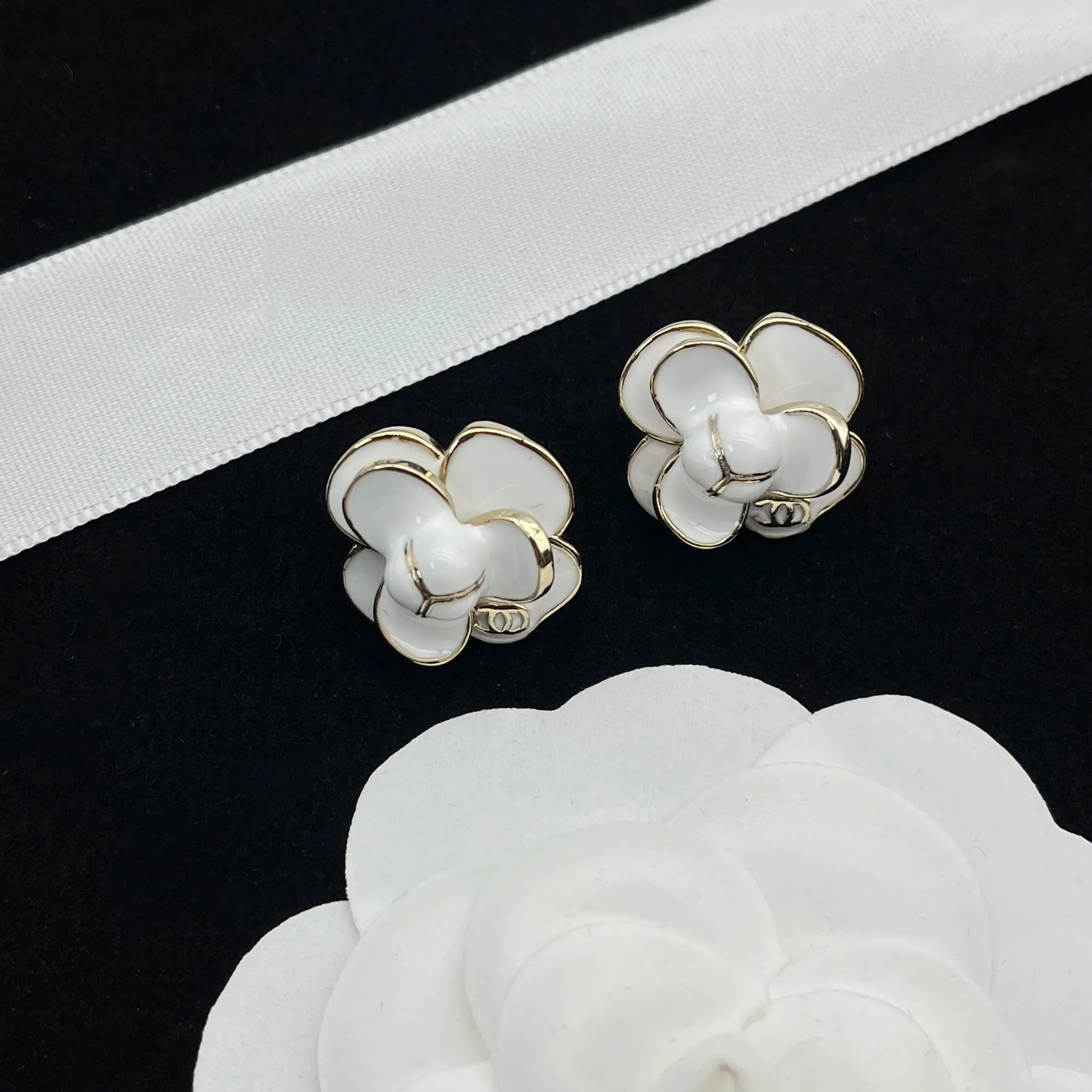Premium Lüks Mektup Küpeler Cazibe Moda Tasarımcı Küpeler 18K Altın Kaplamalı Güzel Takı Klasik Kıdemli Logo Gençler Çift Düğün Mücevher Hediyeleri Kutu