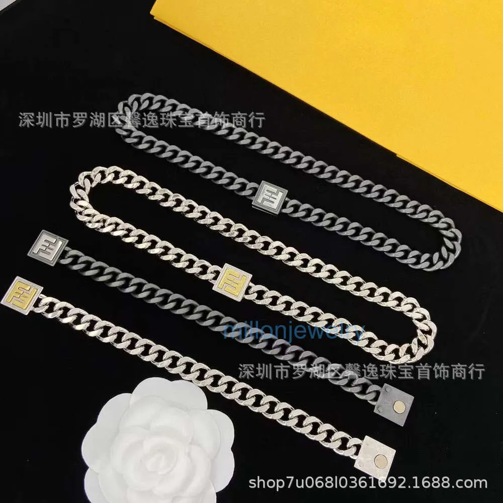 Collier de tour de cou deigner Double F Letter Collier Black Gold Square Fendalies Fried Pâte Twists Collier Chaîne même personnalité Punk Collier Fashion