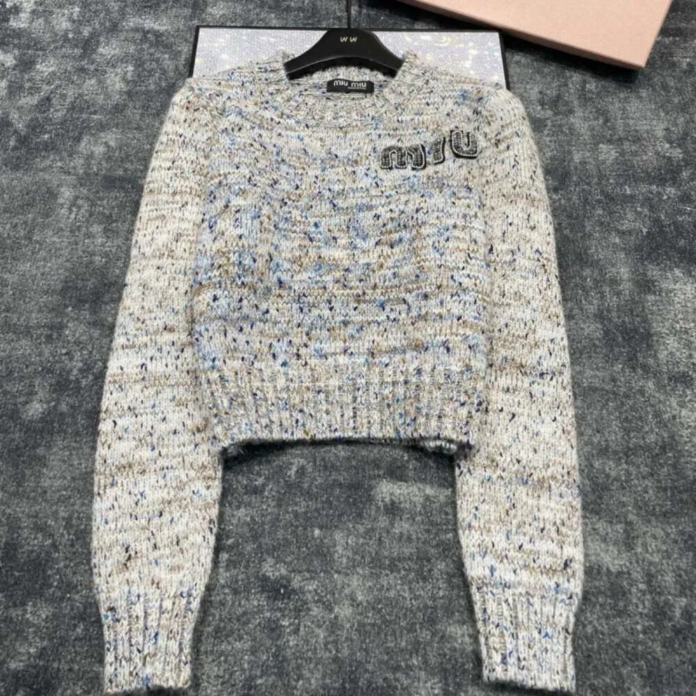 Mi24 outono/inverno suéter feminino estilo menina indústria pesada prego diamante carta fio colorido em torno do pescoço manga longa malha topo