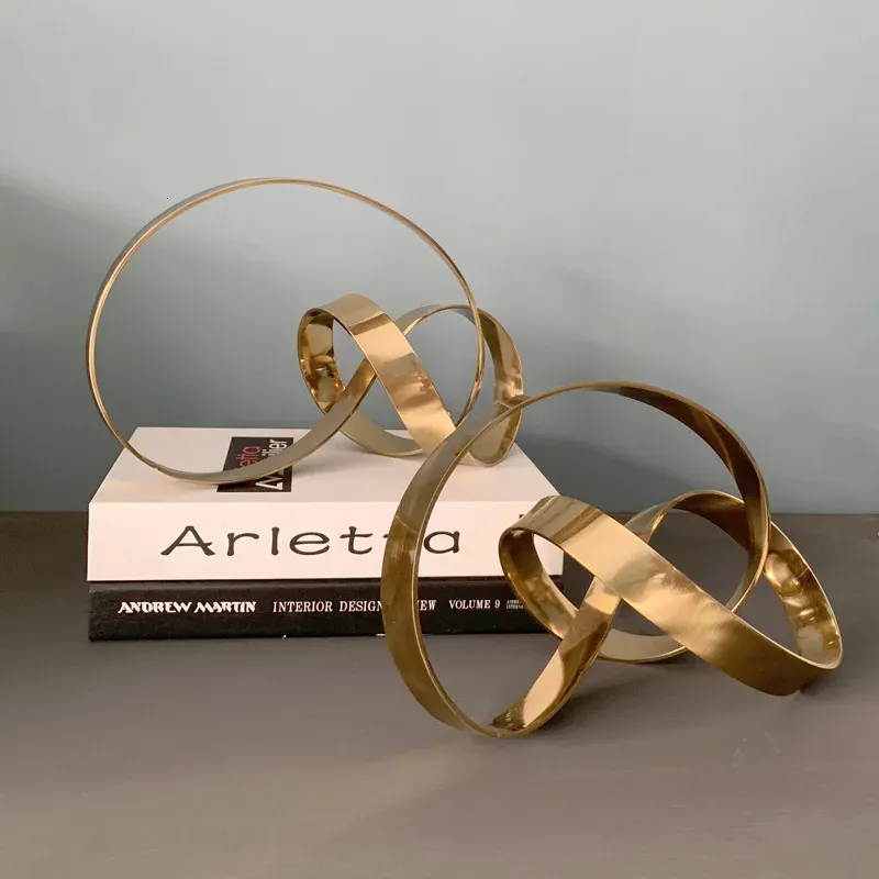 金属製の手工芸品抽象結び幾何学的に創傷テープの黄金の彫刻金属装飾的な置物ルーム装飾アクセサリー240105