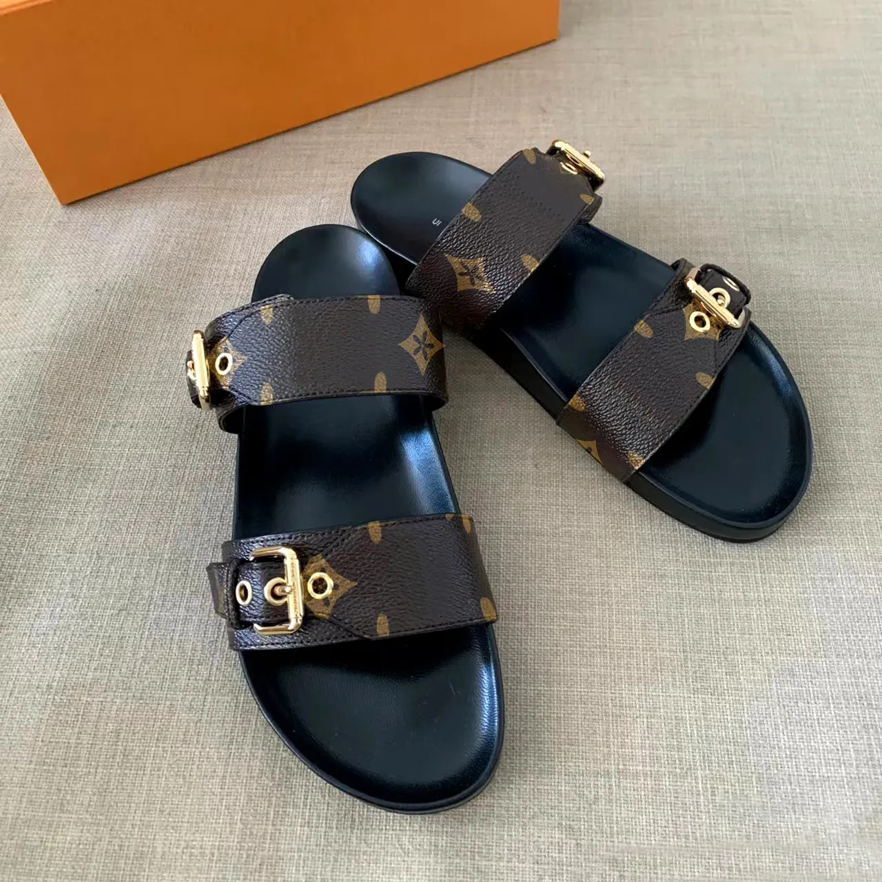 Boyut 35-46 Kutu Sandal Terlik Lüks Tasarımcı Katır Kahverengi Çiçek 2024 Yeni Deri Sıradan Ayakkabı Yaz Plajı Kaydırıcıları Kadın Ayarlanabilir Hasp Gladyatör Sandale Slayt