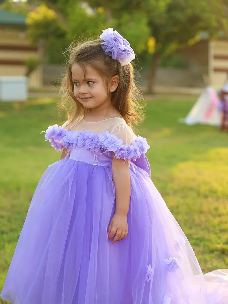 Klassische lange lila Blumenmädchenkleider mit Juwel-Ausschnitt, kurzen Ärmeln aus Tüll mit Schleife, handgefertigten Blumen, Ballkleid, bodenlang, maßgeschneidert für die Hochzeitsfeier