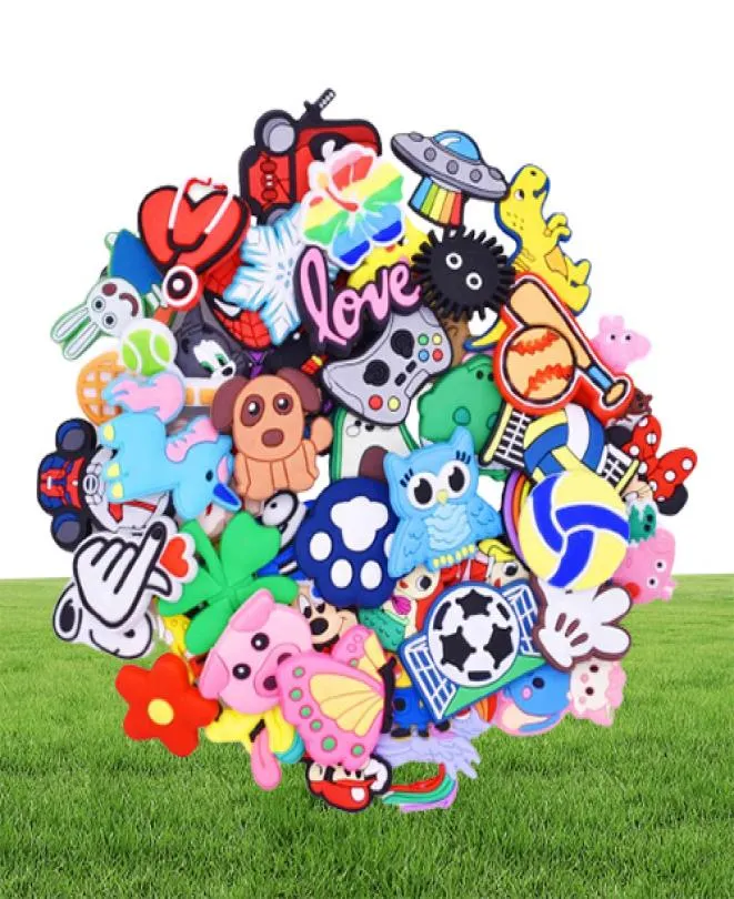 30200PCS Whole Random Cartoon Pig Shoes Charms Animal Buckle For Kids Xmas Party Gift Shoe Decration Accessories8603113