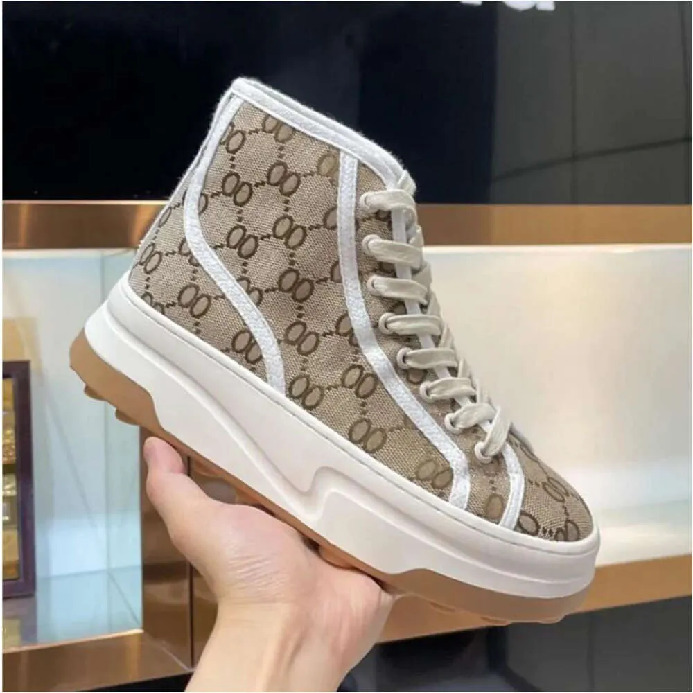 10a Tennis Treck 1977 Designerskor Hög topp sneakers Beige Brown Men Luxury Designers Sneaker Fashion Canvas Tennis Shoe Fabric trims 5cm tjocka sulskor