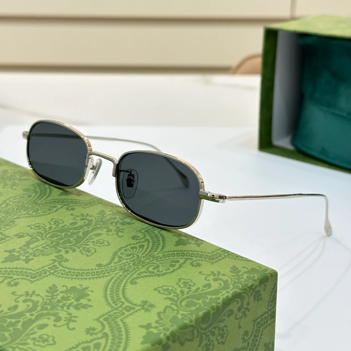 UV 400 Protection Designer Oval Sunglasses for Men and Women  display picture 2