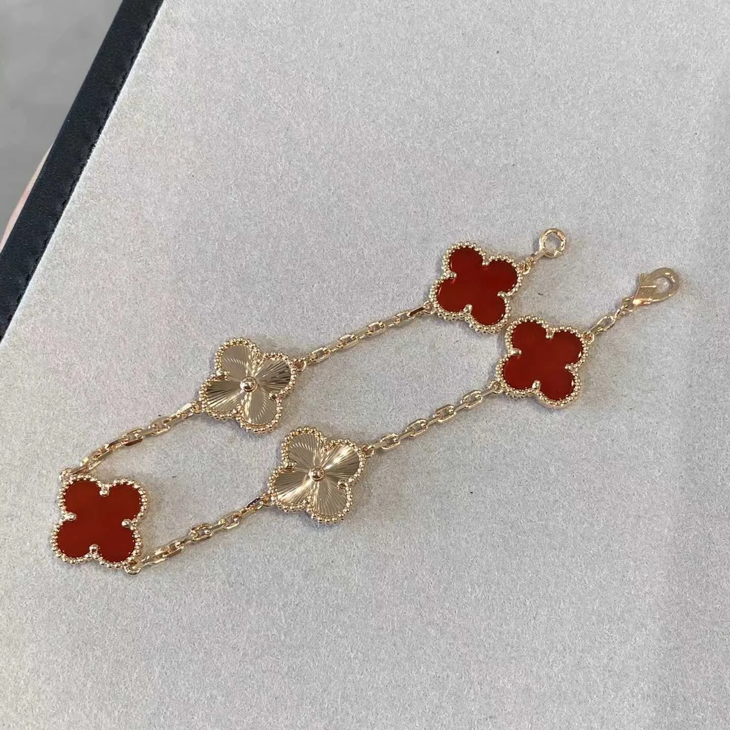 Accessori per gioielli Van classici Versione alta Bracciale a cinque fiori Lucky Grass Rosa femminile Oro rosso Fritillaria Temperamento semplice Personalità Regalo Qixi