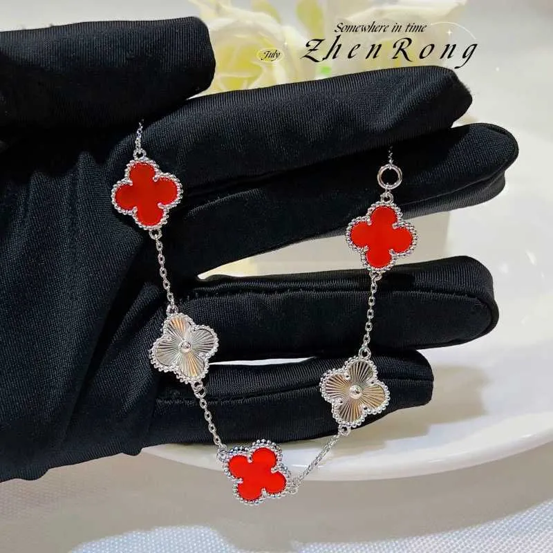 Klassiska van smycken tillbehör röd agat laser fem blomma fyra bladgräsarmband små och lyxiga lyckliga jade chalcedony avancerad känsla hantverk netflicka
