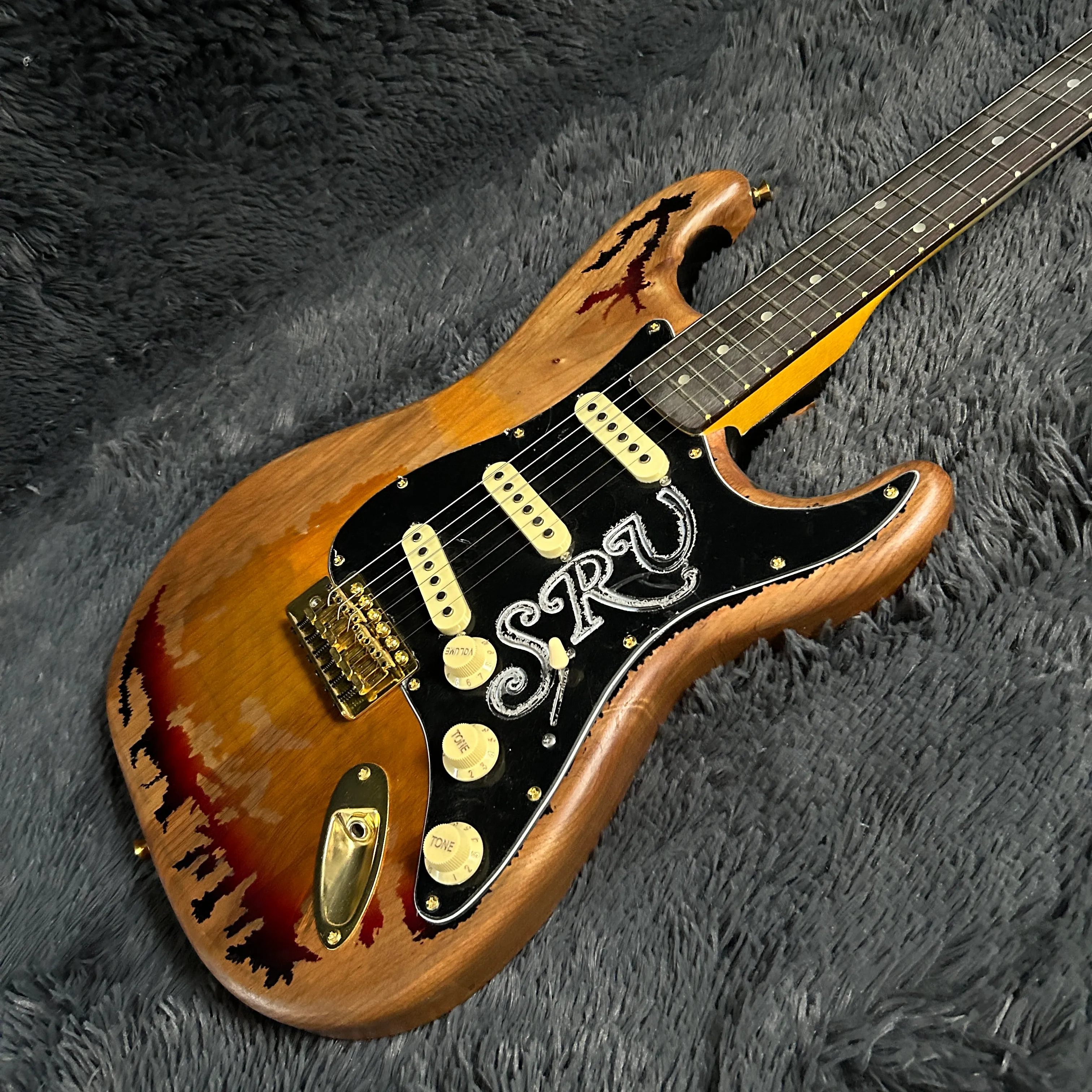 Hot Sell Good Quality SRV、Stevie Ray Vaughan、熟成レリックエレクトリックギター、アルダーボディ、ローズウッドフィンガーボード、6ストリングギターララ、カスタマイズできます