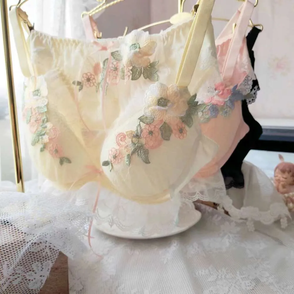 Lingerie de copo fino em V profundo, doce japonês de longo prazo, conjunto de sutiã bordado de flores resistente com copos grandes A-F