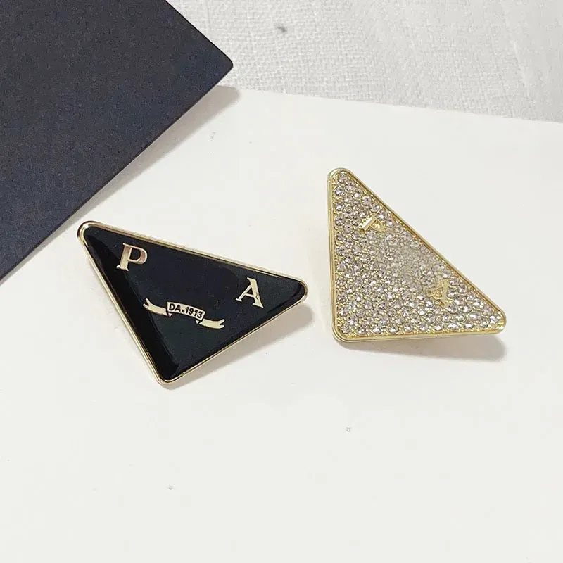 디자이너의 기하학적 다이아몬드 브로치 고급 여성 브랜드 로고 브로치 절묘한 디자인 18K 골드 브로치 패션 스테인레스 스틸 스틸 컬러 핀 사랑 선물 보석