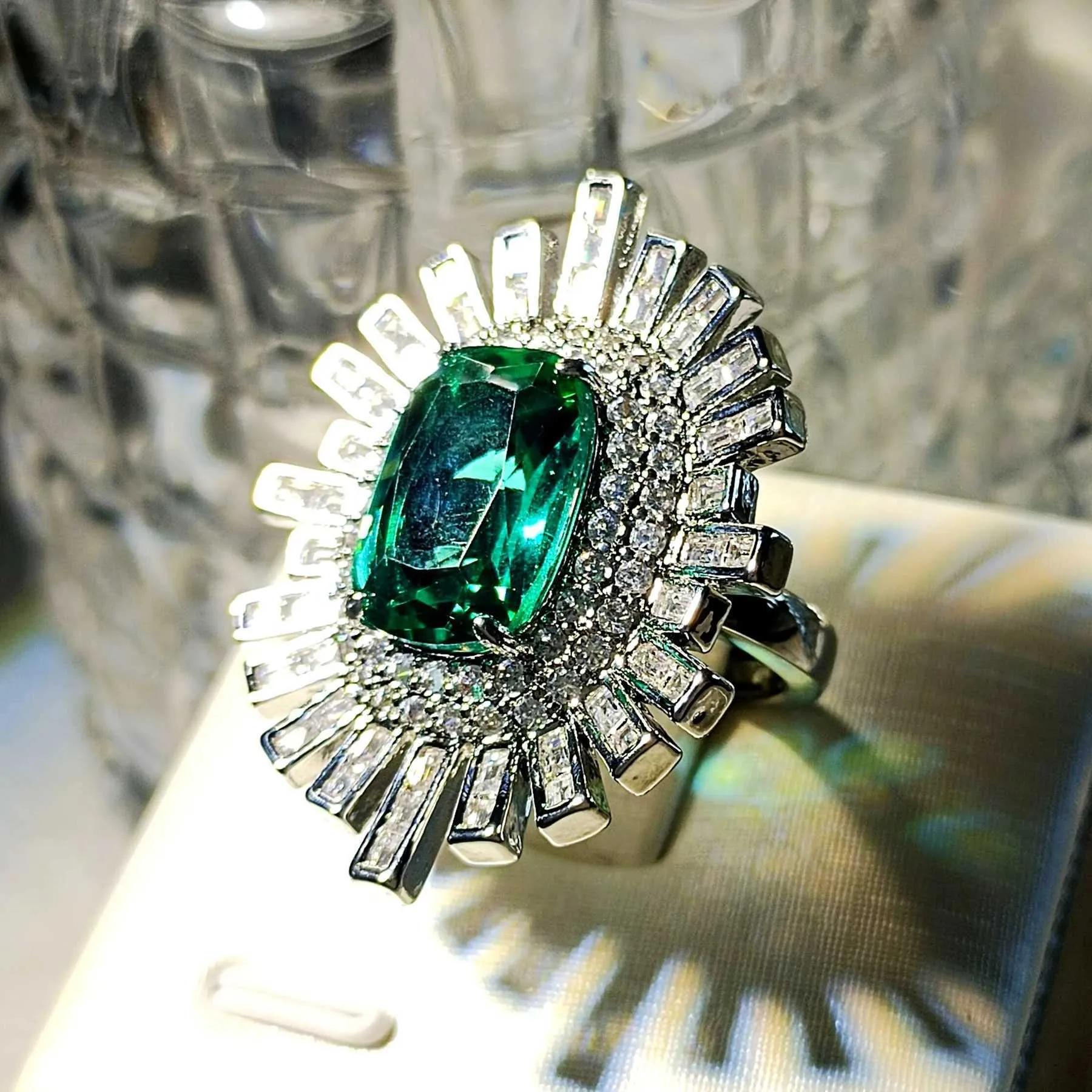 Anillos de banda Middle Century Inspiration Baguette Cut Cz Accent Emerald Sunburst Cluster RingL240105