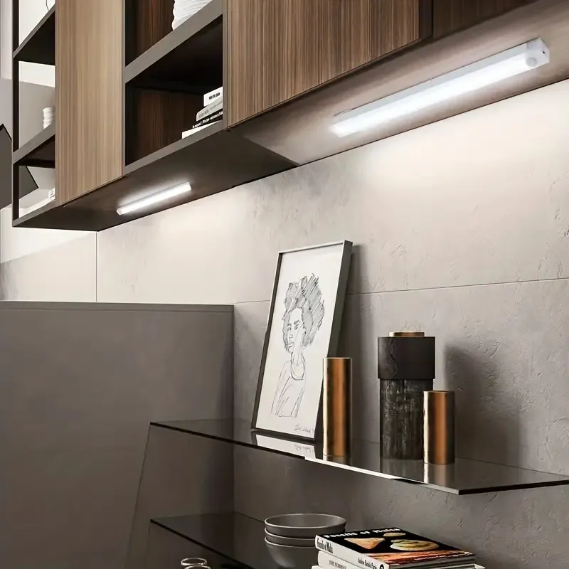 Barra de luz LED activada por movimiento: ultrafina, inalámbrica, recargable por USB, ¡perfecta para gabinetes de cocina, escaleras y armarios de pasillos! Luz blanca fría