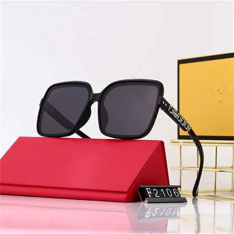 15% DI SCONTO all'ingrosso di occhiali da sole F Letter Box Glasses Macaron Occhiali da sole con montatura grande per donna