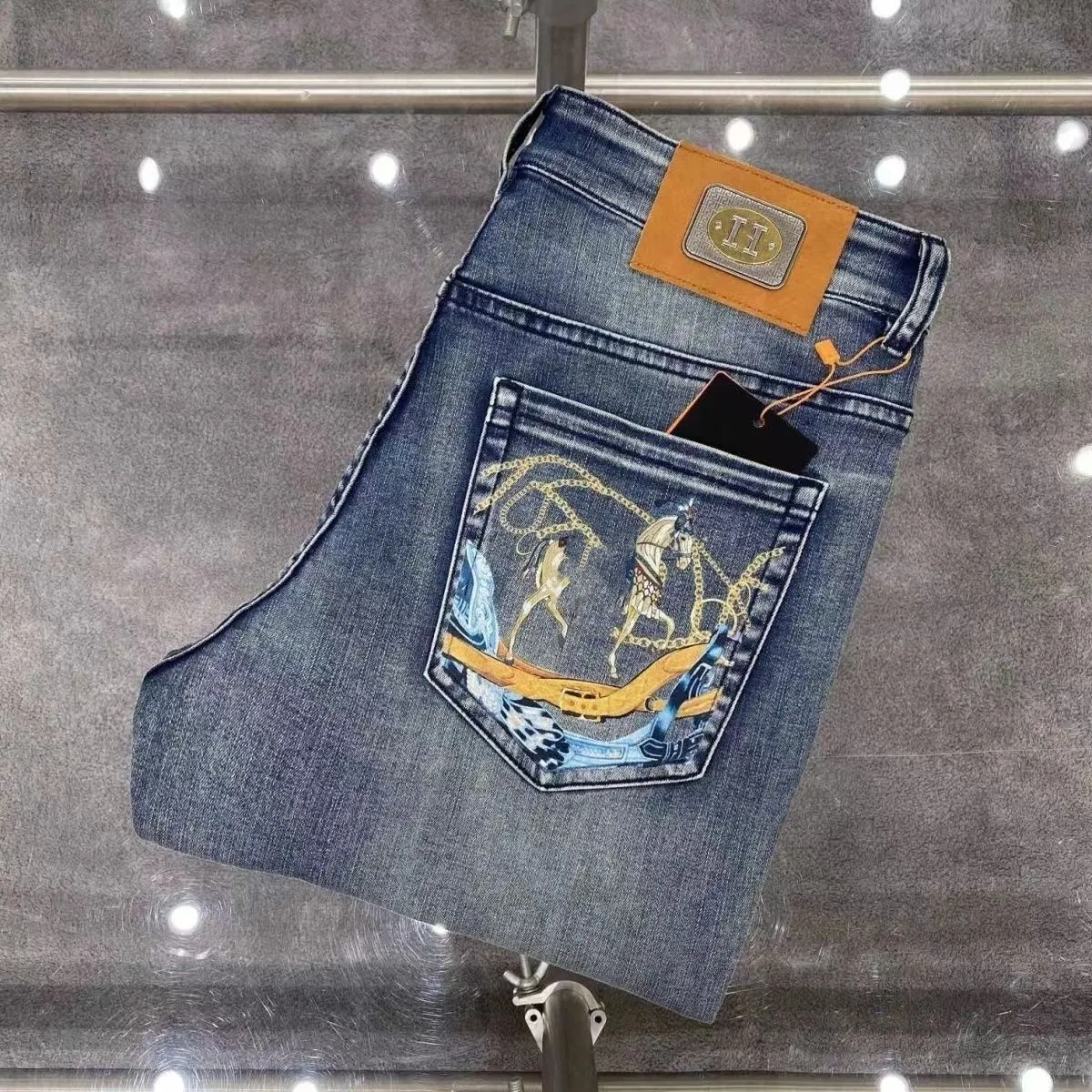Projektant mody męski designer dżinsy metalowa skórzana tabliczka znamionowa szczupła noga wysokiej klasy dżinsy Rapted Motorcycle Slim For dla mężczyzn i kobiet motocyklowych spodnie