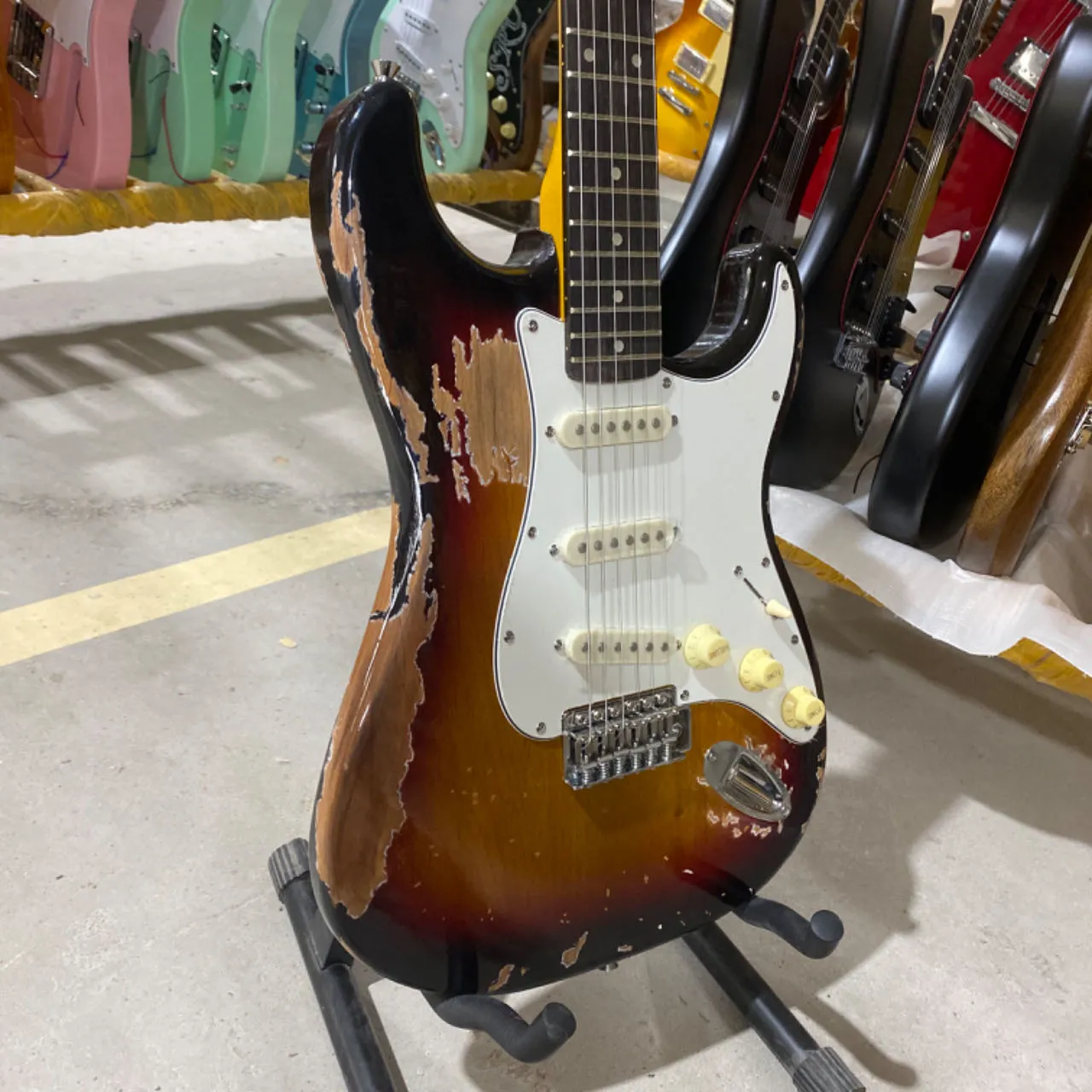 Chitarra elettrica Heavy Relic Corpo in ontano Manico in acero Hardware invecchiato Tastiera in palissandro, 21 tasti, Finitura lacca nitro Può essere personalizzato