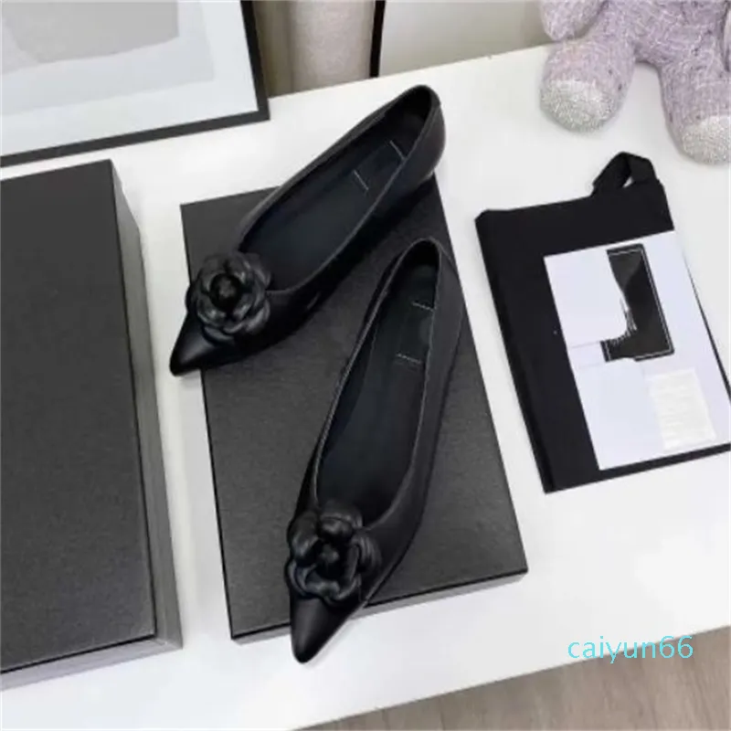 Loafers De meest populaire cameliaschoenen van het najaar Ballerina Dames klassiek zwart en wit