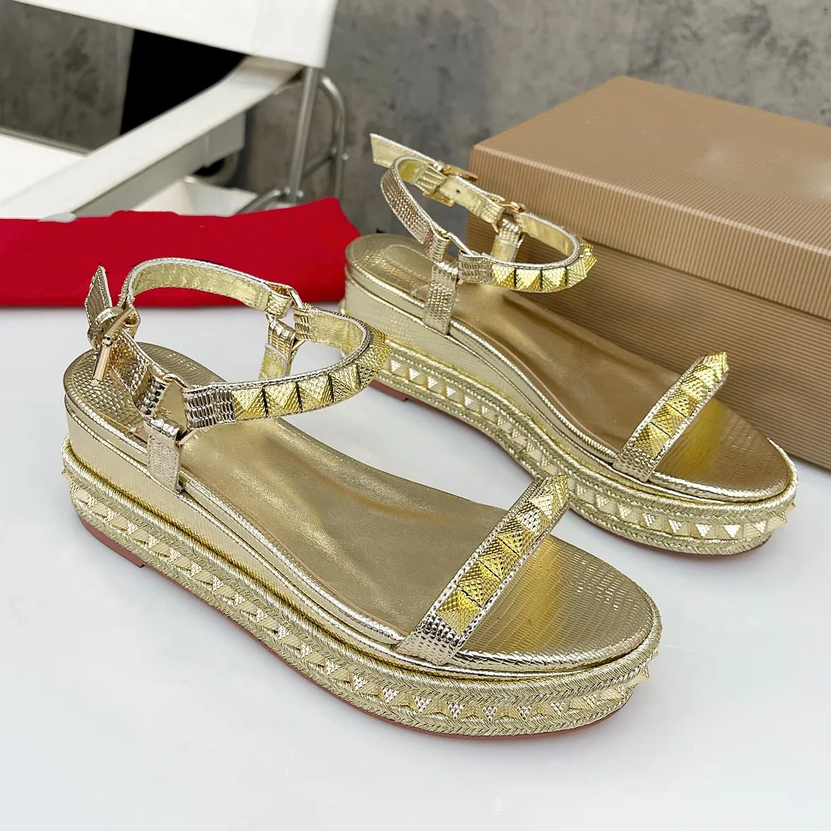 Mode sandaler designer skor pärla pil nagel dekorera snygg högklackad sko toppkvalitet 6.5 cm tjock botten lutning klack stor storlek kvinnorsandal 35-42