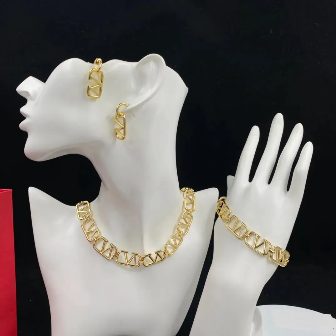 Colliers Marque de luxe collier pendentif designer bijoux de mode chaîne en V pour hommes femmes colliers à la mode bracelets goujons ensemble de bijoux