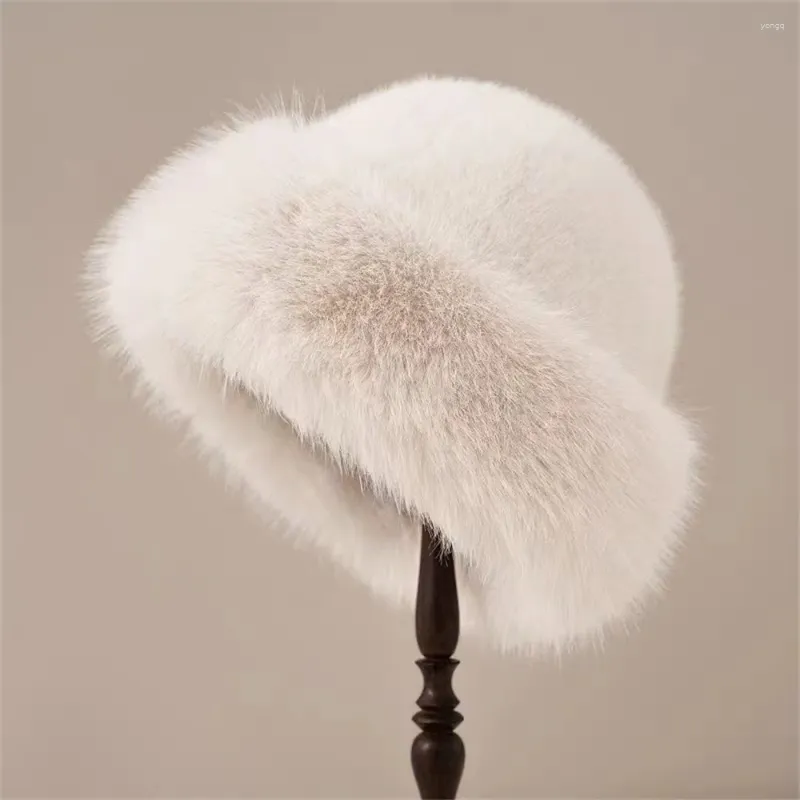 Bérets 2024 Big Fluffy Faux Fur Bucket Hat pour femmes Luxury Placeman Pêcheur chaud Hiver épaissis