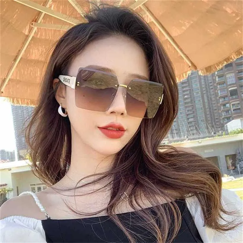 22% DE DESCONTO no atacado de Xiaoxiangfeng borda de corte sem moldura para mulheres com rosto redondo gradiente cor óculos de sol resistentes a UV elegantes óculos de malha vermelha combinando