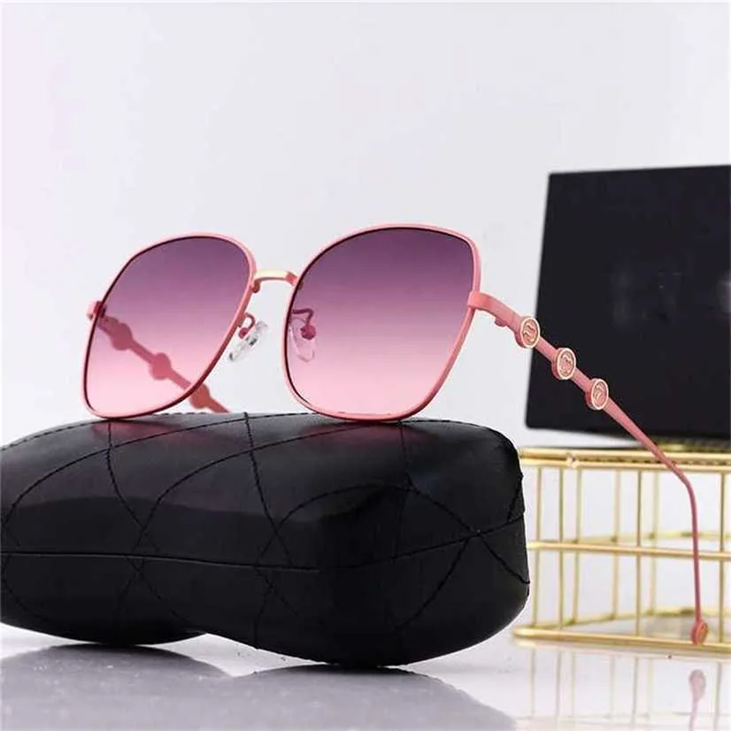 26% de réduction sur les lunettes de soleil en gros 22e nouveau petit style parfumé cadre rond femmes miroir jambes lettre lunettes vente chaude lunettes de soleil