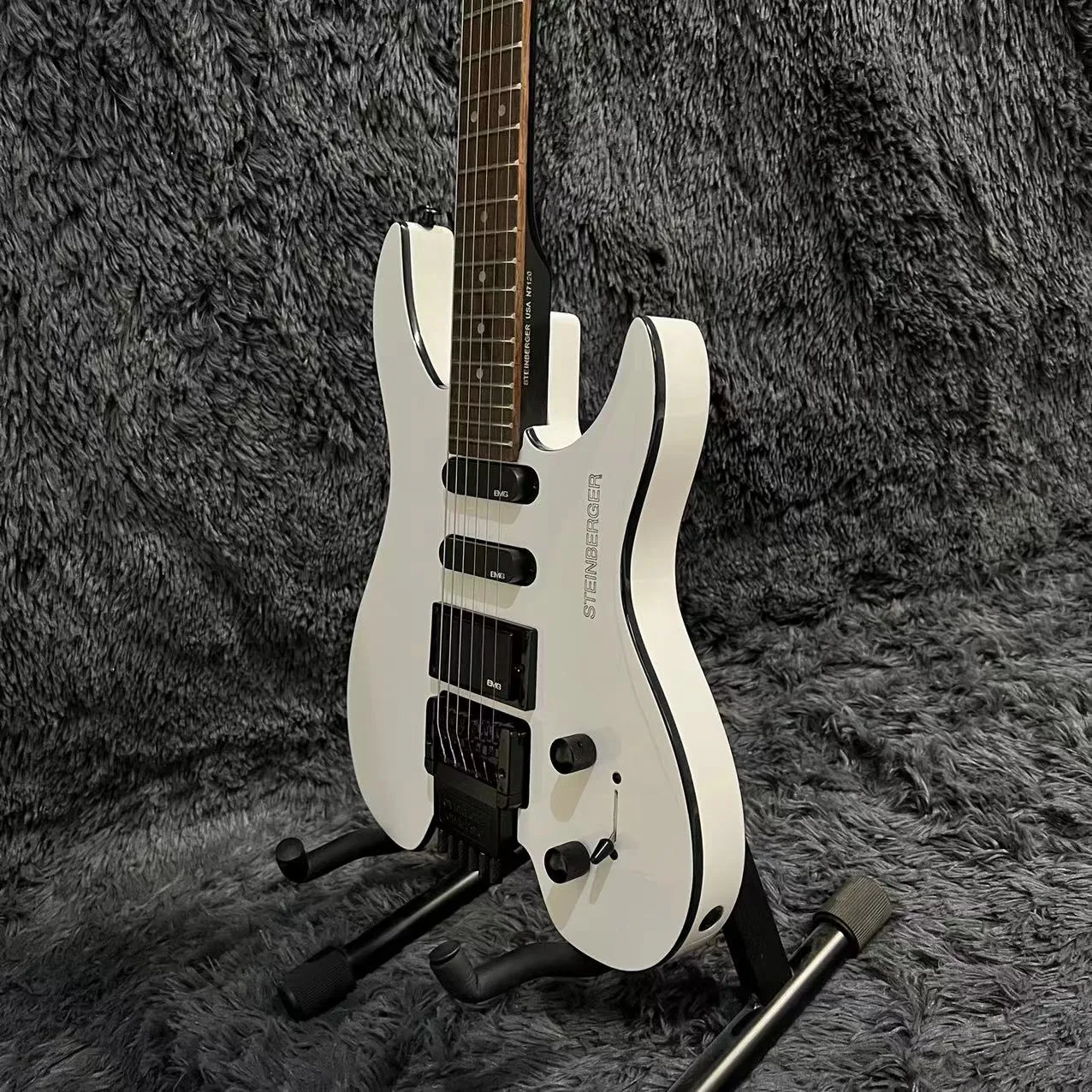 Hot sell good quality Electric Guitar, Mahogany Body, White Color, Rosewood Fretboard, Floyd Rose Tremolo Bridge, 6 Strings, can be customized