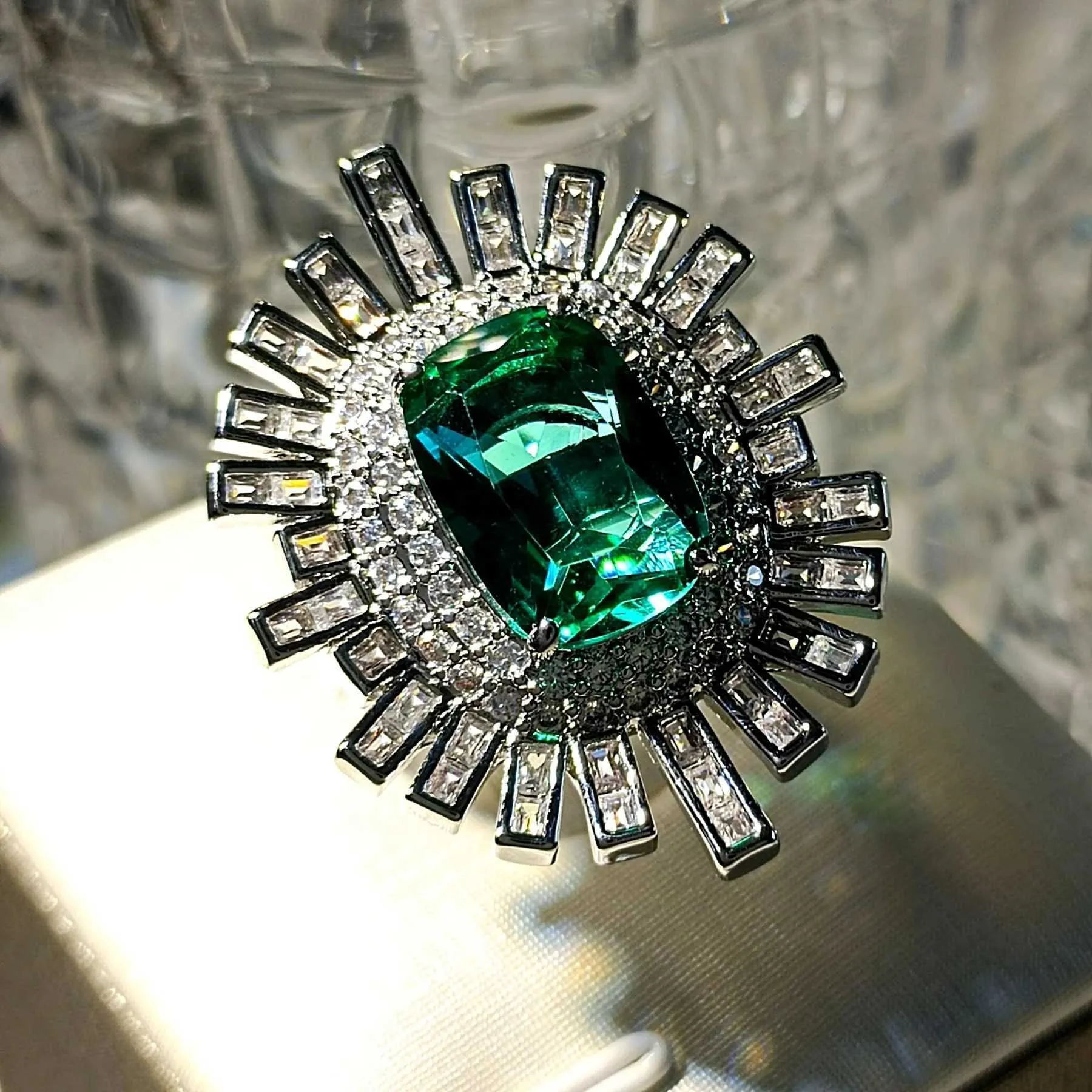 Bands Anneaux Inspiration Inspiration Baguette Cut CZ Accent Emerald Sunburst Cluster Ringl240105