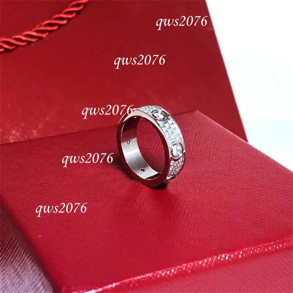 Designerring Nya smycken Titanium Steel Sier Love Men and Women Rose Gold Ring för älskare Parringar Gift med borr