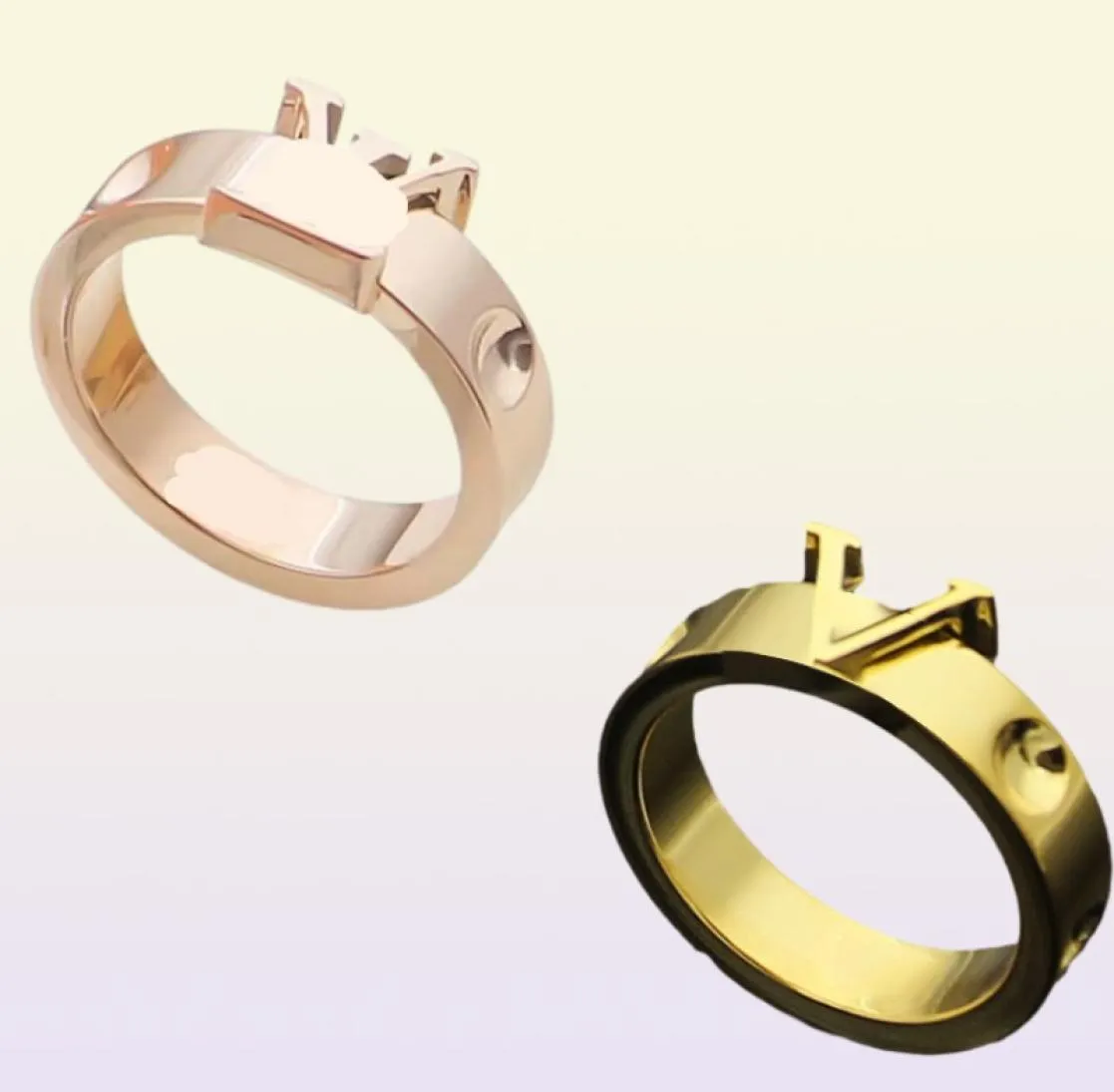 Wysokiej jakości Pierścień Designer Pierścień z dołami złota prosta v litera tytanowa stal zaręczynowa pierścionki zaręczynowe mody biżuterii lady impreza 3196148
