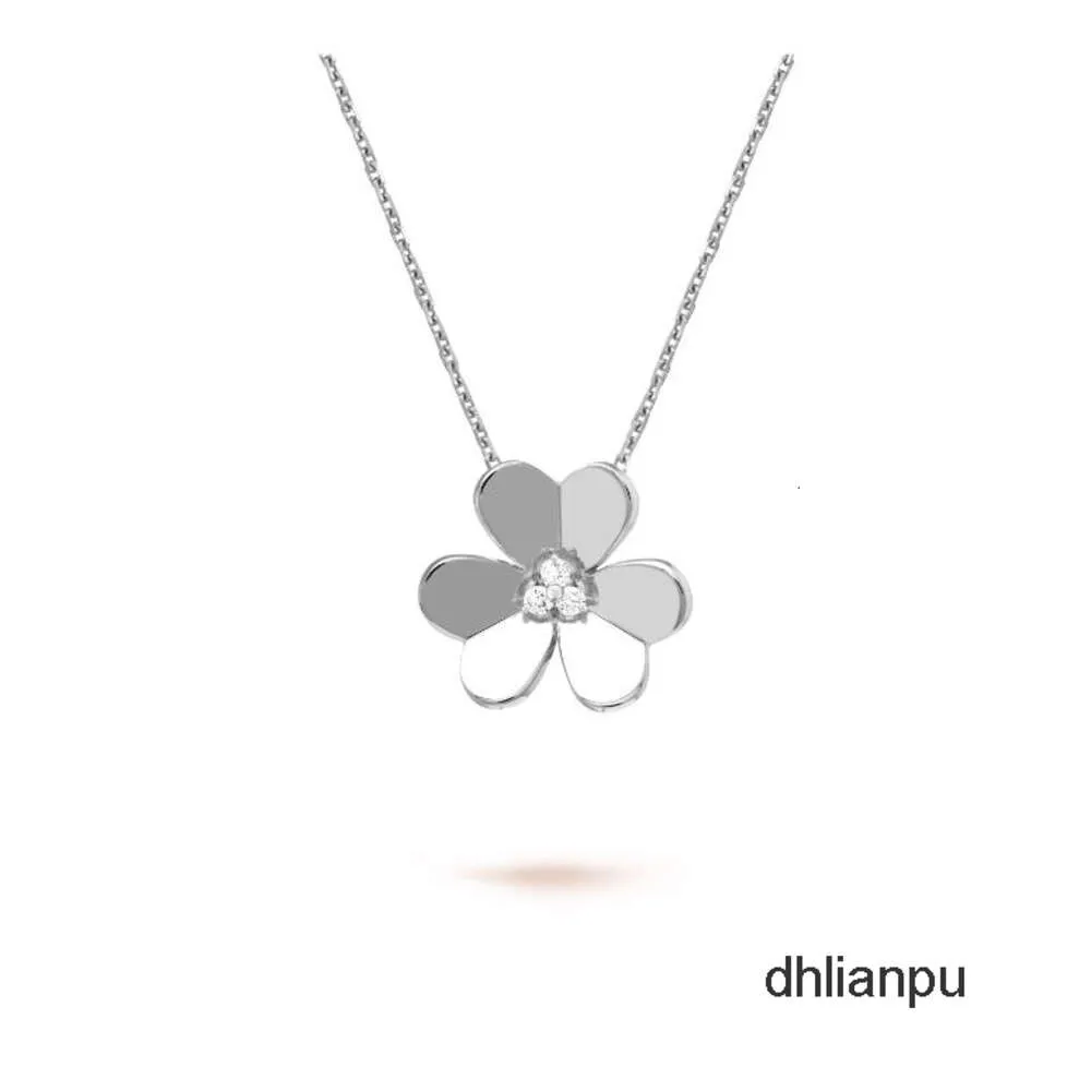 Designer halsband Fourleaf Clover Pendant Female Steel Lucky Grass Saturn Saturn Diamond Halsband Guld för kvinnor Mens Tennis Chain Rose Gold Silvery