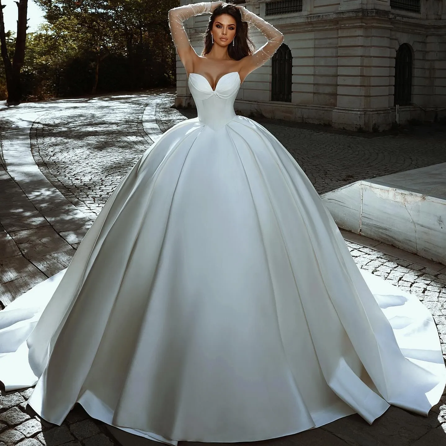 Favolosi abiti da sposa con abiti da ballo Abiti da sposa senza maniche pieghettati Sweep Train Satin Vestido De Novia