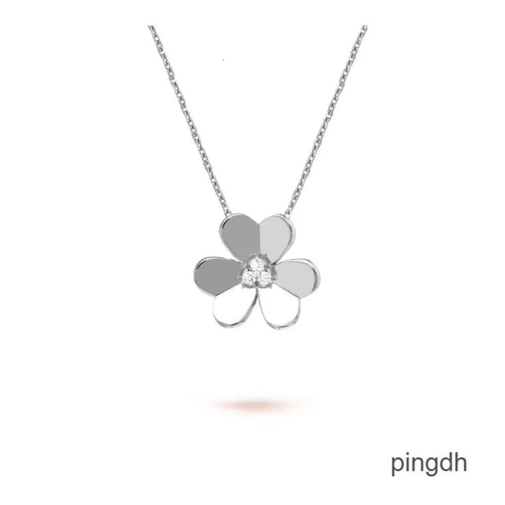 Fourleaf Clover Pendant Necklace Female Steel Lucky Grass ClaVicle Saturn Diamond Neckor Guld för kvinnor Mens Tennis Chain Rose Gold Silvery