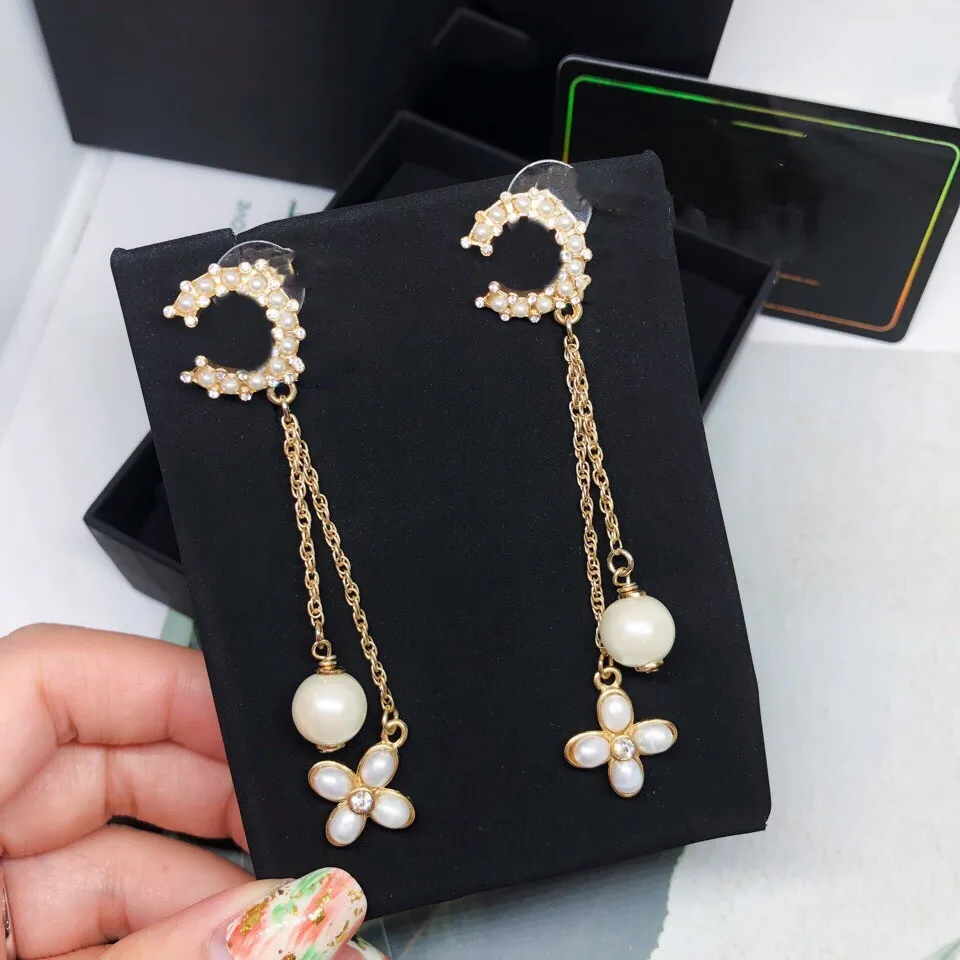 Pendientes de perlas de lujo Pendientes con dijes de regalo de amor de diseñador Nueva boutique de otoño Joyería de moda Estilo juvenil Pendientes chapados en oro de 18 quilates de alta calidad