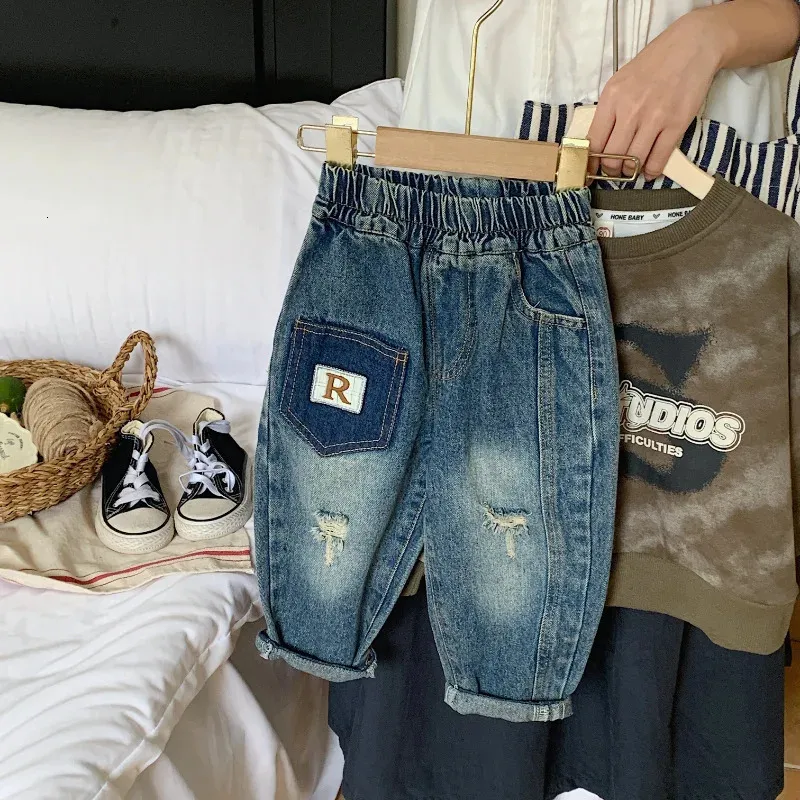 Printemps automne jeunes enfants garçon Denim pantalon lettre autocollant enfant en bas âge déchiré jean loisirs taille élastique bébé carotte pantalon 240106