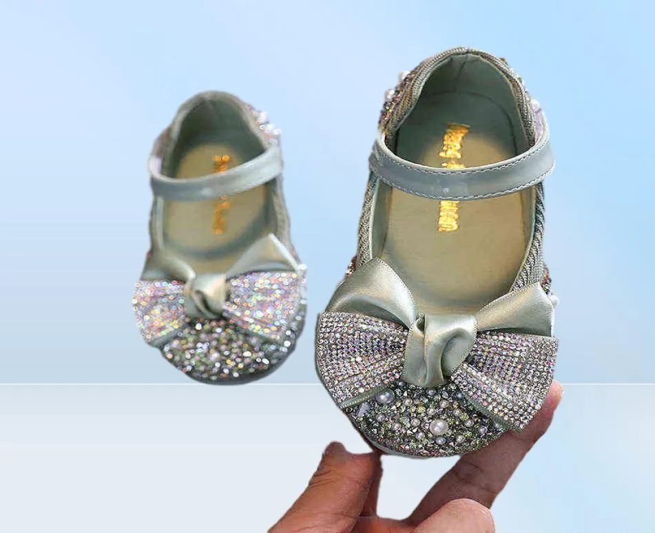 Новые детские кожаные туфли со стразами и бантом, вечерние танцевальные туфли принцессы для девочек, детская студенческая обувь на плоской подошве, детская обувь для выступлений G2204133509649