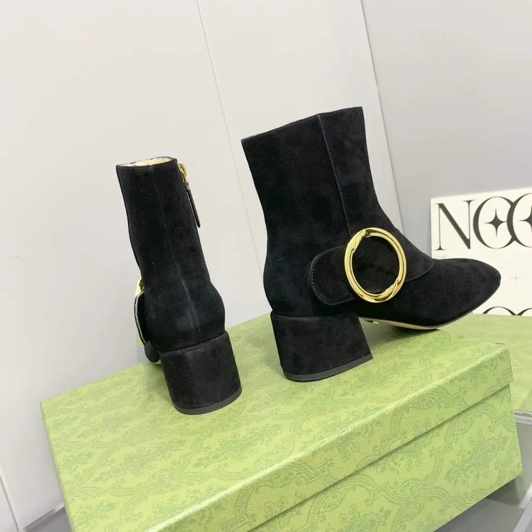 Botas curtas femininas de designer europeu, botas martin com fivela de anel, sapatos clássicos de pele de carneiro, couro macio, carta