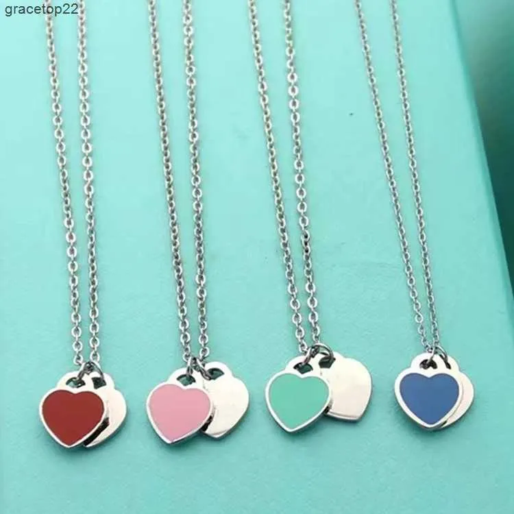 XQAU Designer Tiffansetpendant Halsband Titanium Steel Emamel Love Halsband Kvinna T Family Double Heart Blue Red Pink Pendant Clavicle Chain Chain Chain