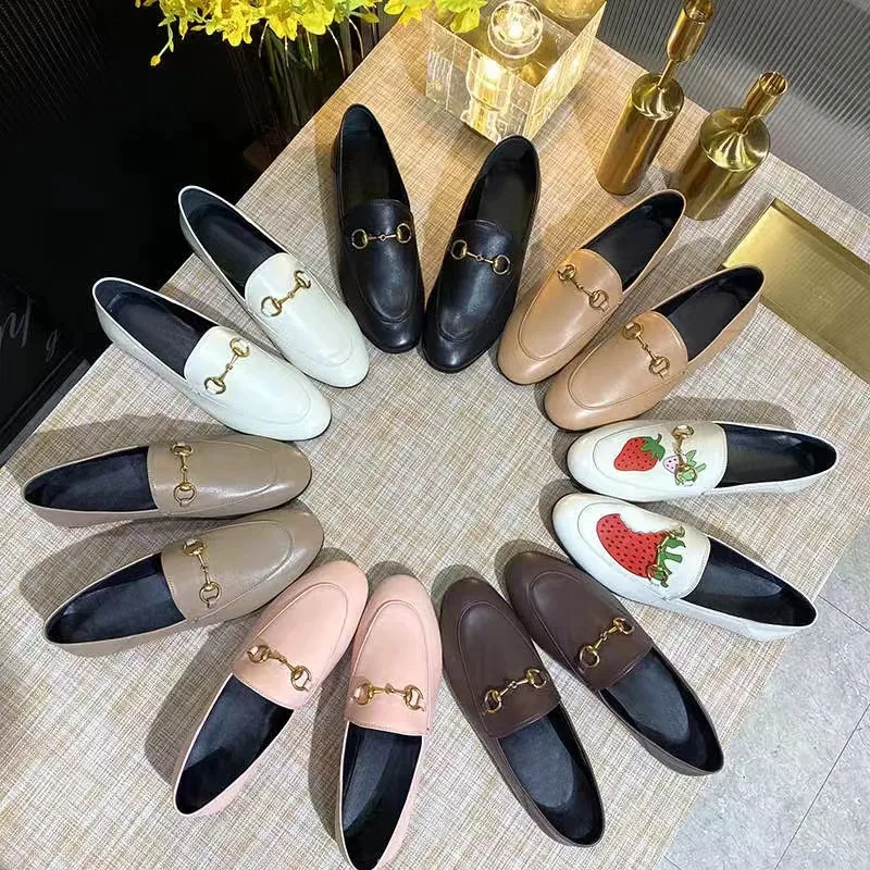 Chaussures féminines Robe Designer Formal 100% Metal Buckle Lawre Letter Flat Shoes Mules Princetown Men Fonctionne les mocassins paresseux Taille 35-42-43-45 Sole en cuir authentique 51154