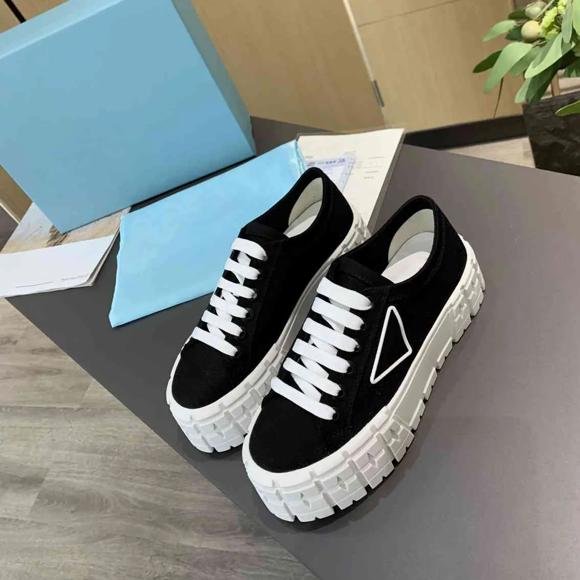 2024 Designer Casual Sneakers Classic Canvas Shoes With High Platform för små människor för att visa höjd Bekväm mjuk modestjärna allt