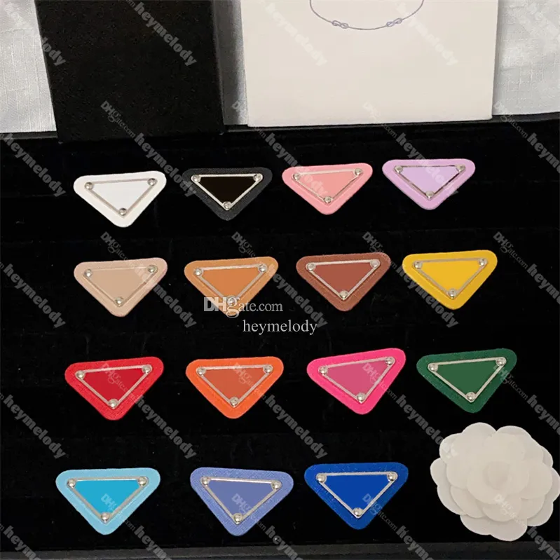 Candy Farbige Invertiert Dreieck Broschen Temperament Pin Persönlichkeit Brief Abzeichen Kleidung Tasche Dekoration Großhandel