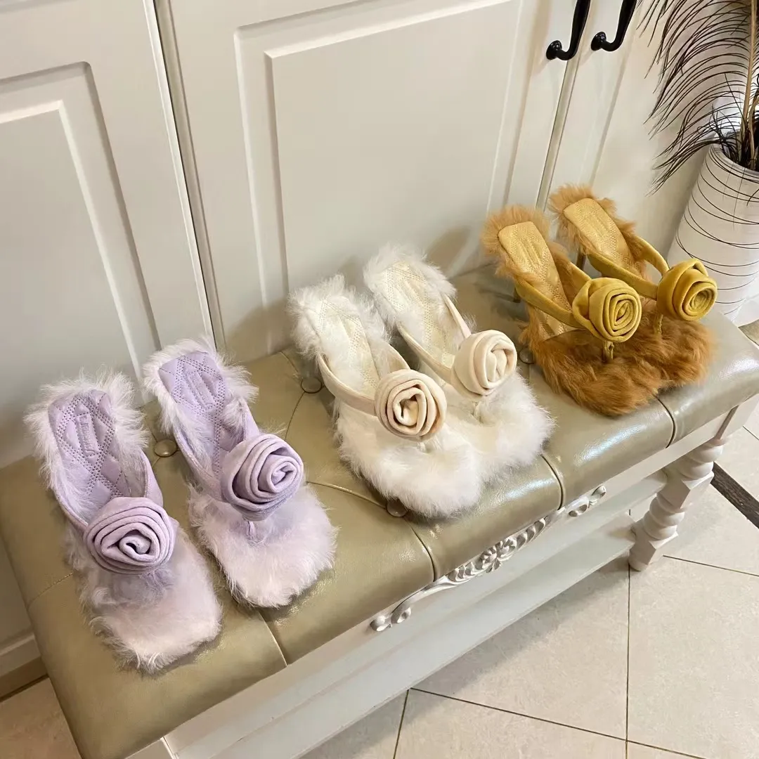 sandales de créateurs pour femmes talons hauts Nouveau long clip en peluche avec tige en velours rose, semelle intérieure en cuir imprimé à carreaux, semelle extérieure en cuir gaufré