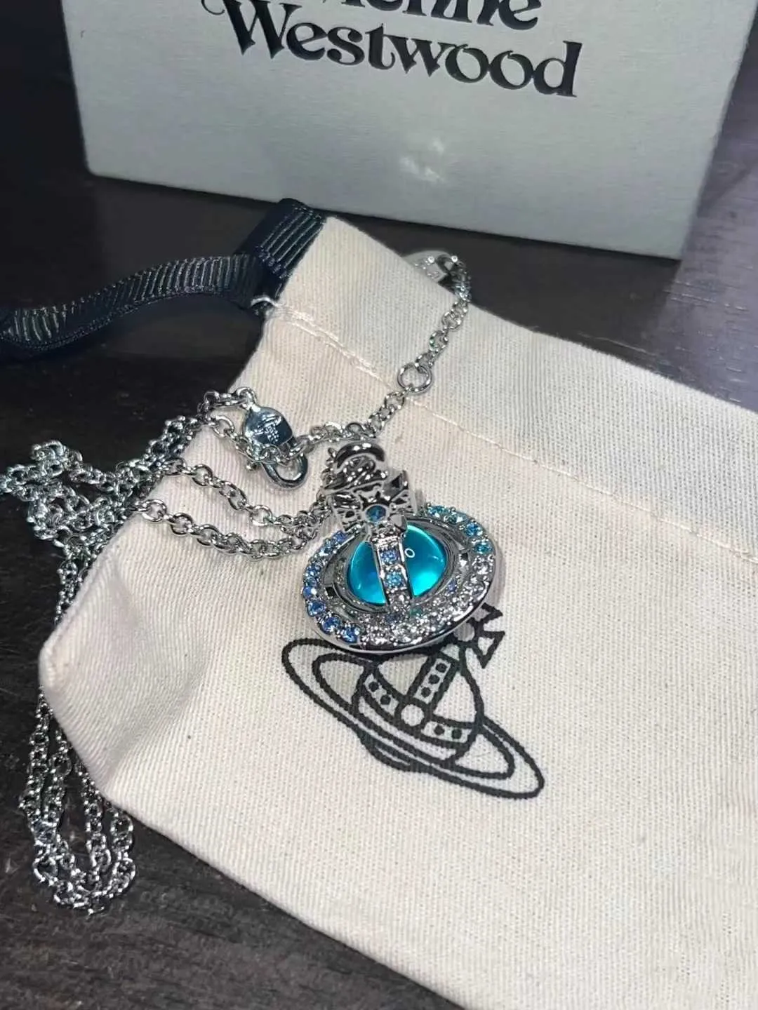 2024 Designer Xitai Queenjewellery Pendentif Colliers Le nouvel orbe de la reine Victoria Westwood dégradé bleu strass haut de gamme en trois dimensions collier Saturne