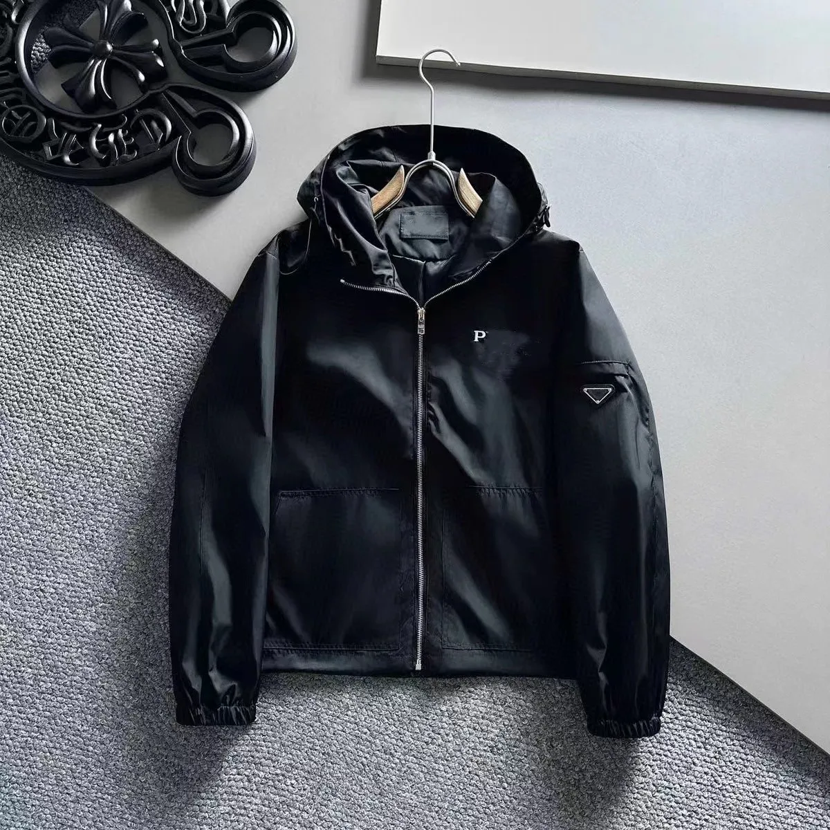 디자이너 럭셔리 남자 코트 패션 삼각형 라벨 자수 편지 중간 코트 후드 느슨한 새로운 겨울 재킷 재킷